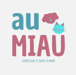 Logotipo contendo um cachorro em tom marsala e um gato em tom azulado escrito 'au-miau creche e day care'