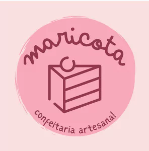 Logotipo com fundo rosa escrito 'Maricota confeitaria artesanal'